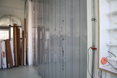 PVC Streifenvorhang in Kombination mit fest eingebautem Hallentor